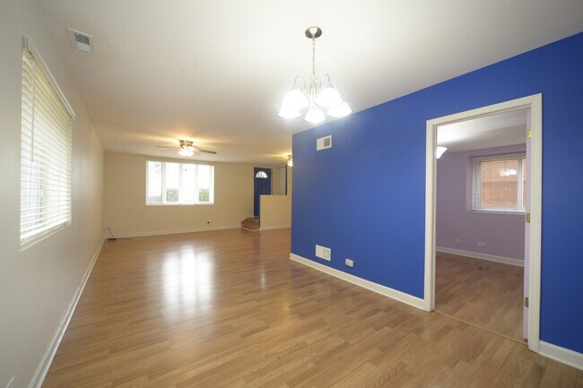 Foto del edificio - 2652 N Mont Clare Ave
