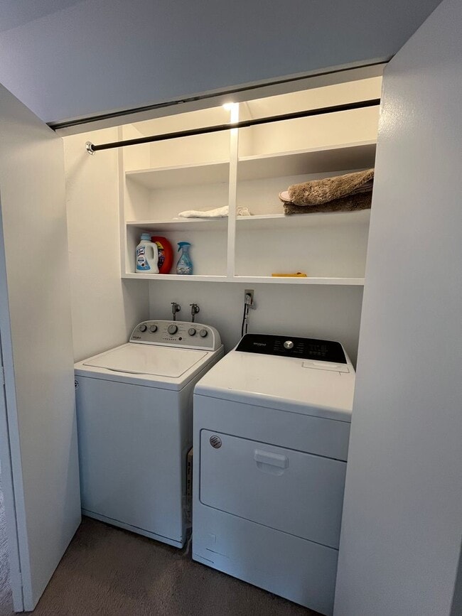 Building Photo - Pet friendly 2+1 w/private yard + in-unit laundry!