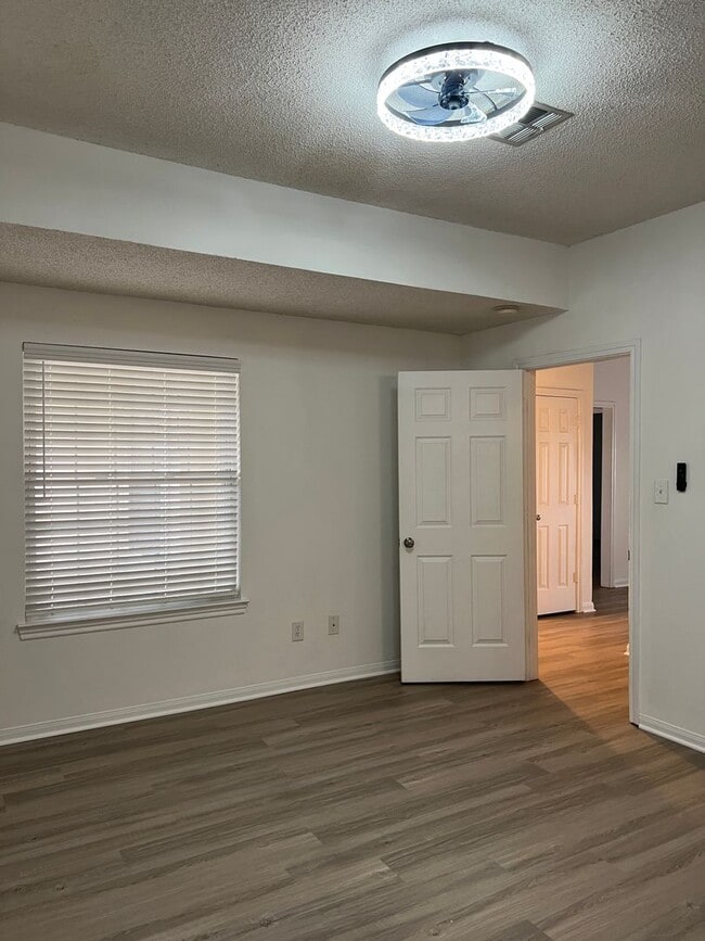 Building Photo - 714 Parkview Cir