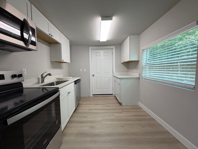 Building Photo - Updated 2BR/1BA Home – Modern Finishes – Gainesville, FL