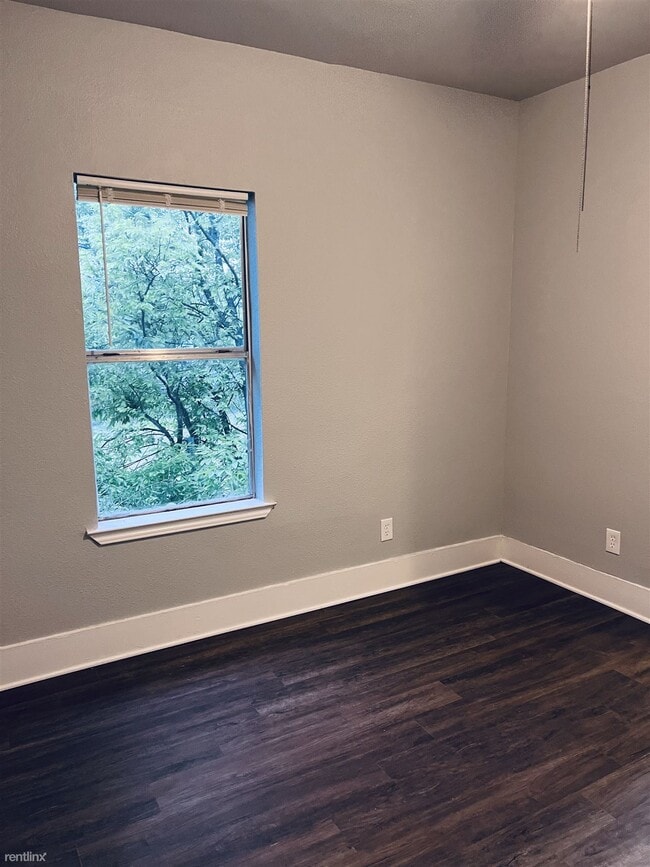 Building Photo - 2 br, 1 bath 4plex - 317 Cincinnati Avenue 3