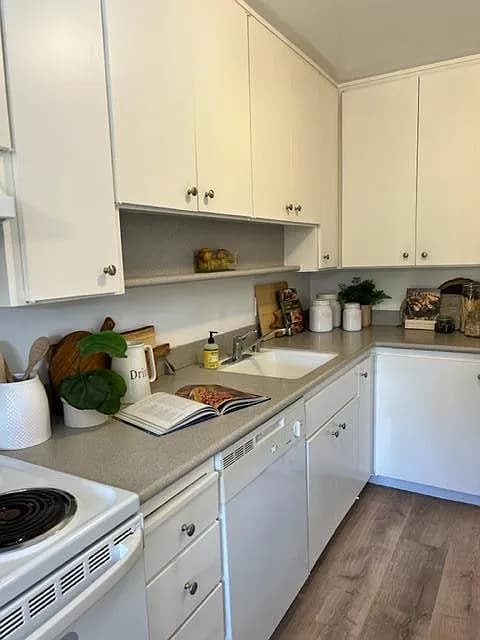 Building Photo - You don't want to miss this gorgeous unit.