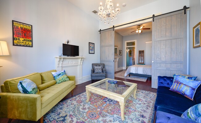 Main Living / Entry Parlor - 620 Pauline St