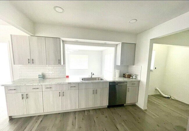 Foto del edificio - 2049 Gloria Cir