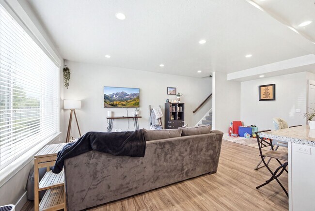 Building Photo - 9290 S Rose Cottage Way
