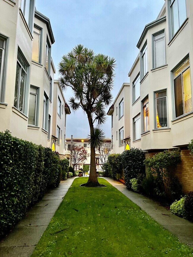 Foto del edificio - 3868 California St