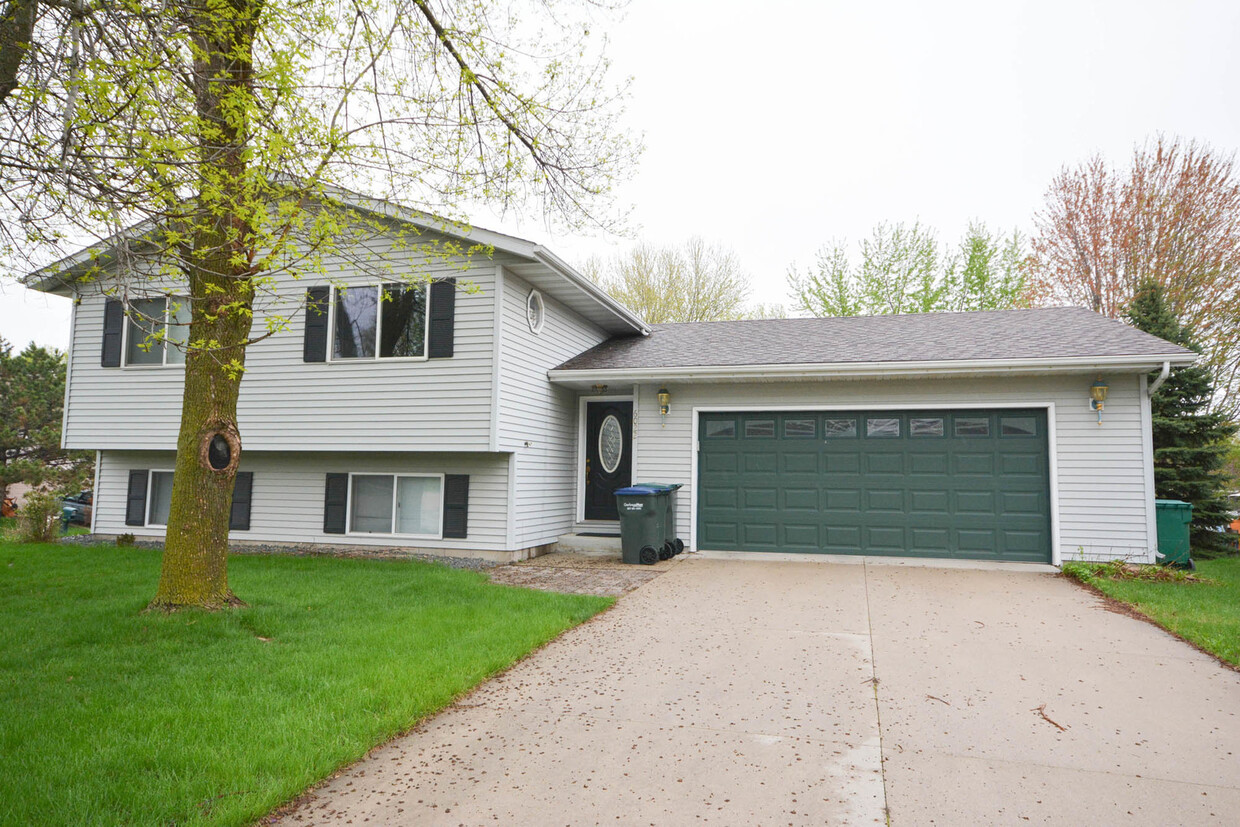 Foto principal - Cozy and Conveniently Located Home For Rent!