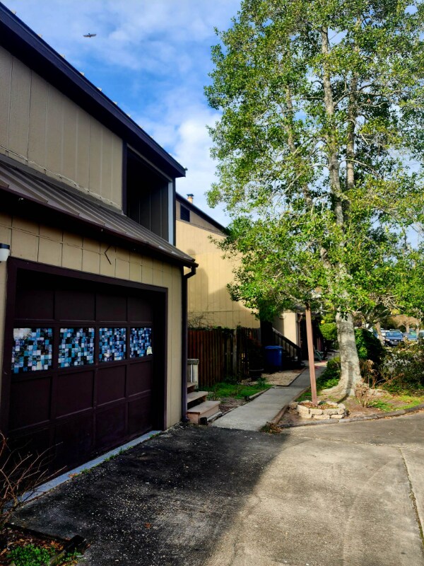 Building Photo - 805 66th Ave N