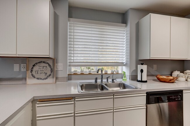 Foto del edificio - Second Story 2 bed 2 bath condo