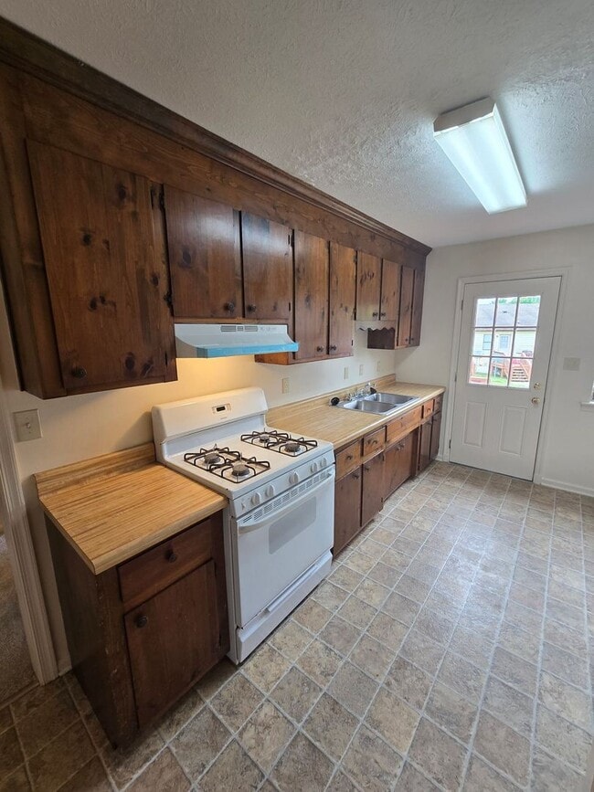 Building Photo - 2 BR DUPLEX in Colonial Heights
