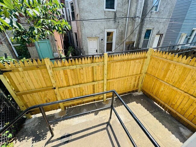 Building Photo - Renovated 3bd/1bth House with Rear yard!! ...