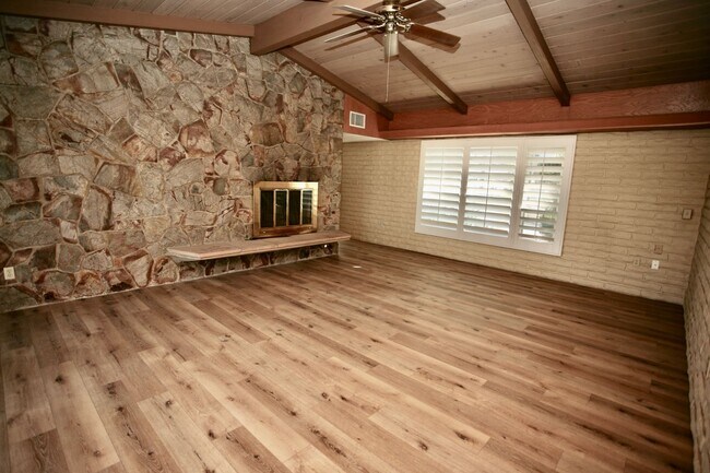 Foto del edificio - Mid-Century Modern 3Br 2Ba on 1/2ac with View!