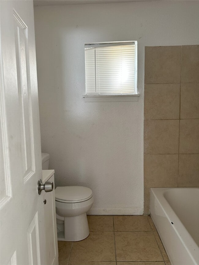 Building Photo - 3833 Mt Pleasant St