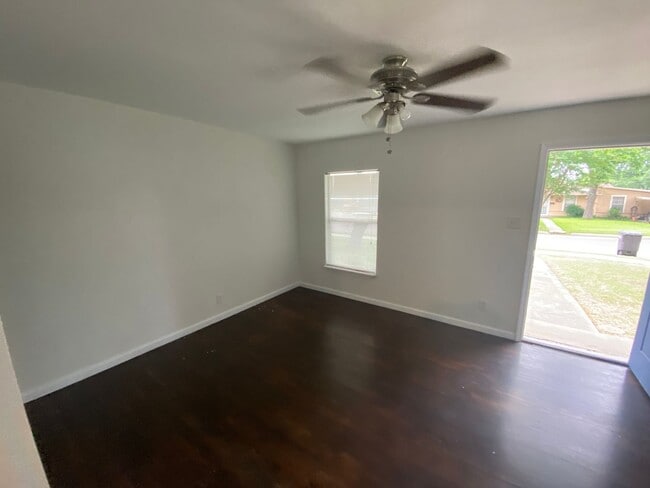 Building Photo - Welcome to this charming 2-bedroom, 1-bathroom house located in the heart of San Antonio, TX.