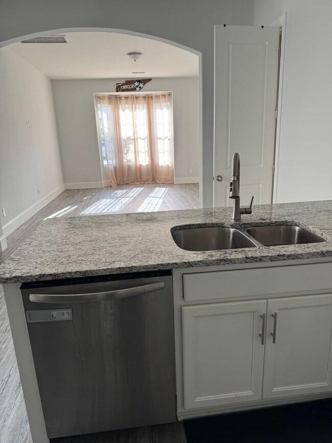 Building Photo - 131 Oasis Dr