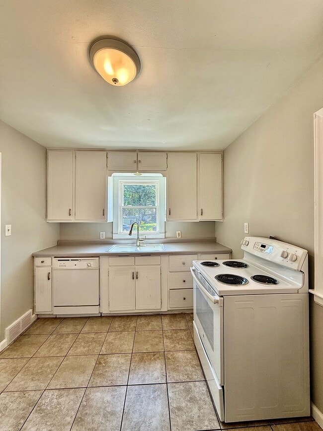 Building Photo - Clean & Comfortable 2-Bedroom Single-Family Home