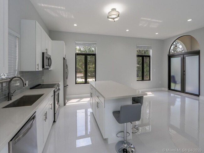 Building Photo - 5126 SW 57th Ave
