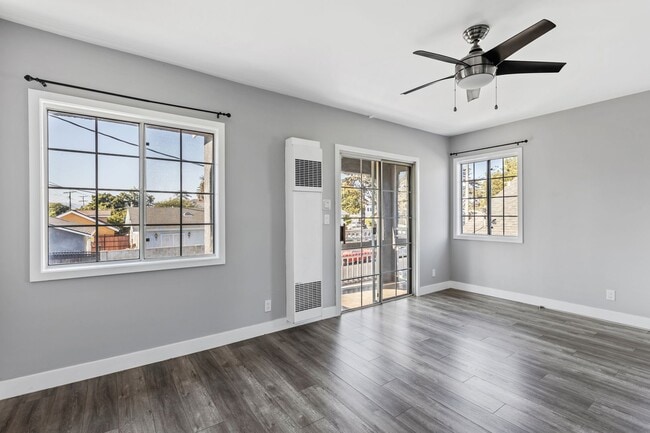 Building Photo - 1608 W 42nd Pl