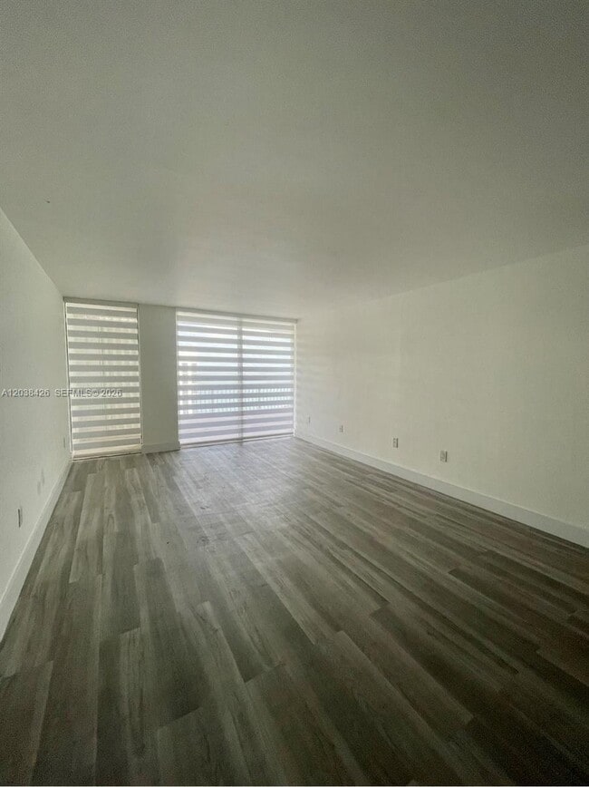 Foto del edificio - 555 NE 15th St