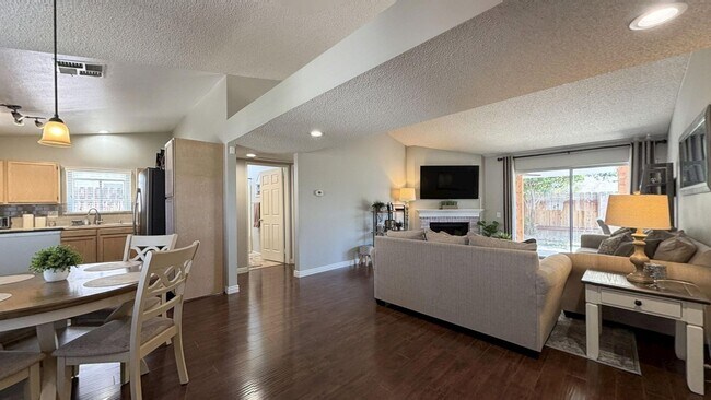 Foto del edificio - 1562 Campus Ave