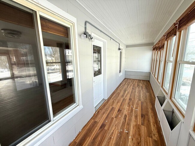 Building Photo - 916 1st St SE