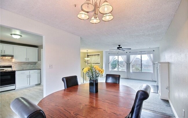 Foto del edificio - Updated 4 bed with huge lot