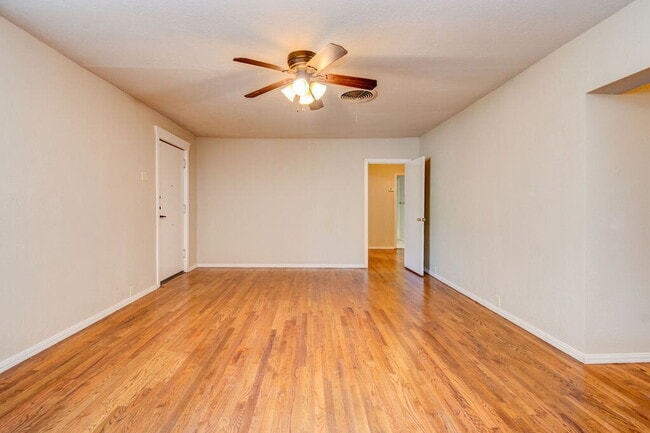 Building Photo - 3/2/2 with tons of space! Pre-leasing for July 2026!