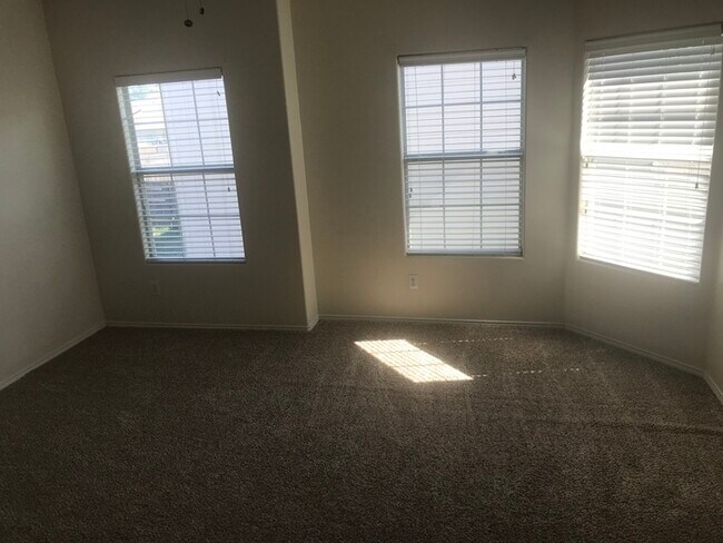 Building Photo - 3/2/2 DUPLEX - BLUE MOUND RD