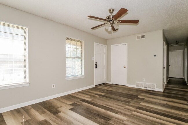 Foto del edificio - 5120 Breckenwood Dr