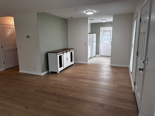 Building Photo - Sylvan Heights Renovated Two Bedroom