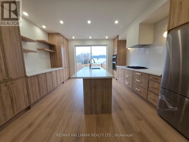 Photo du bâtiment - 592 Danforth Rd