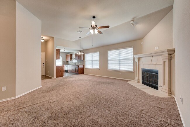 Building Photo - Fantastic home in excellent condition. Off...