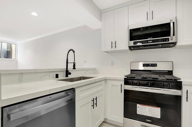 Foto del edificio - 5325 Newcastle Ave