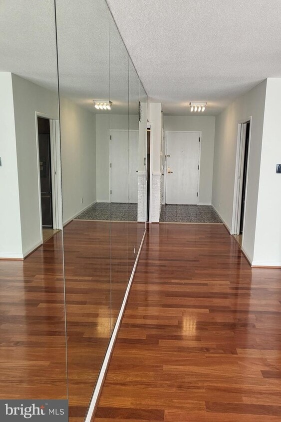 Foto principal - 1200 Crystal Dr