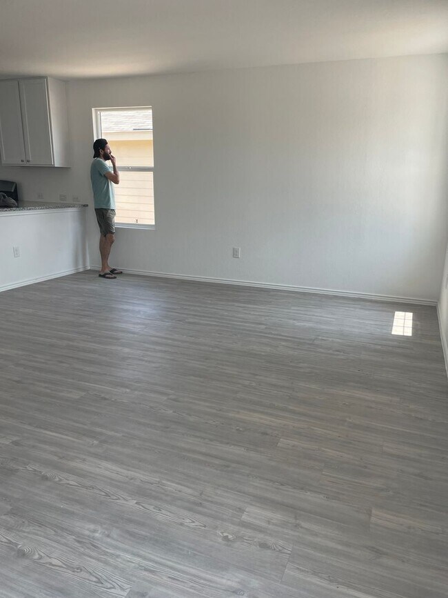 Building Photo - 3 Bedroom Single Family Home in Far West S...