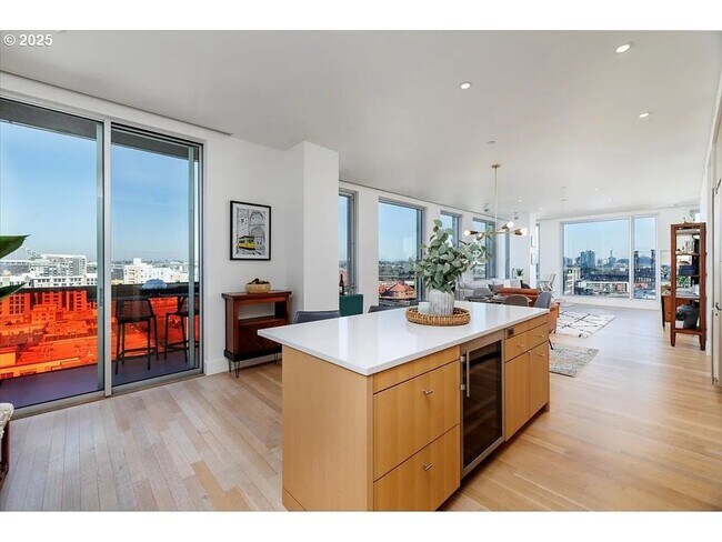 Building Photo - Charming 2BR Condo in Pearl District