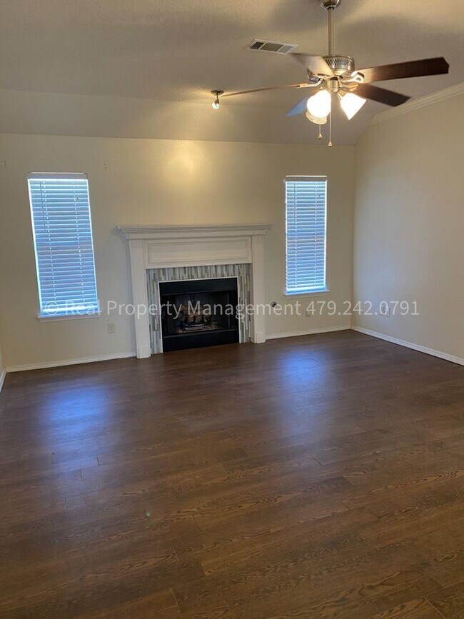 Building Photo - RENT READY! Great house!! 3 bed 2 bath 2 c...