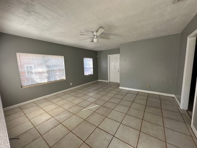 Foto del edificio - Old Town duplex right by Leon High!!!