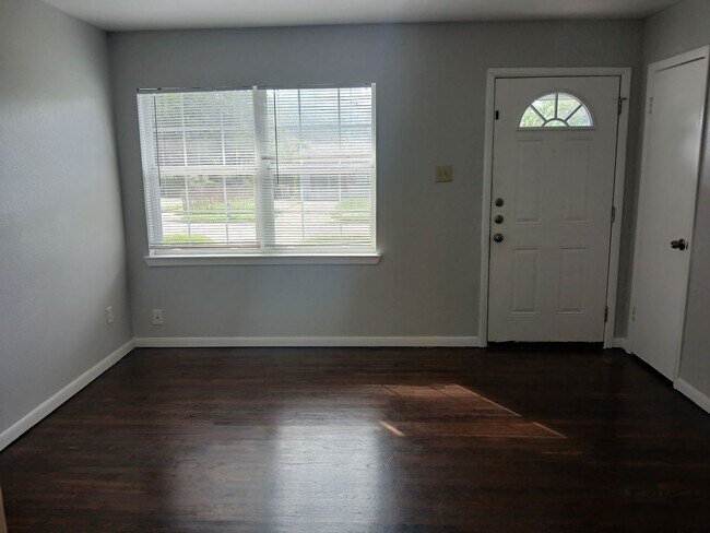 Foto del edificio - 4 Bedrooms and 1 Bath Near Hwy 75 and Fore...
