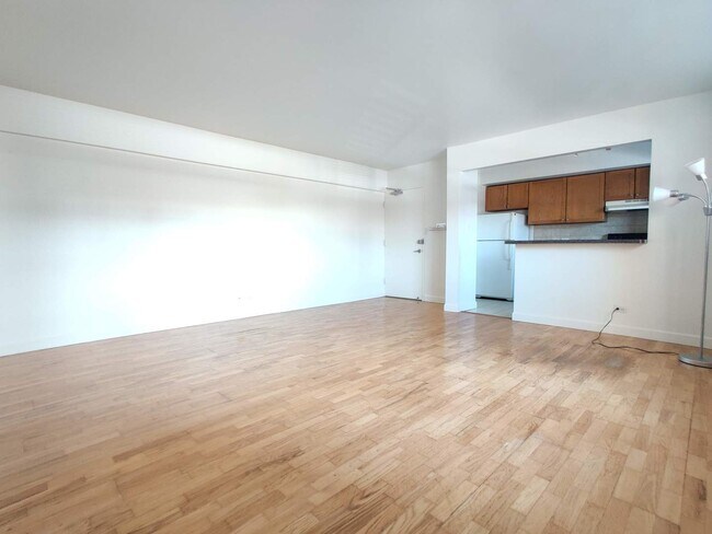Foto del edificio - 4950 N Marine Dr