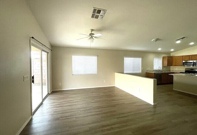 Foto del edificio - 5260 Parkglen Ave