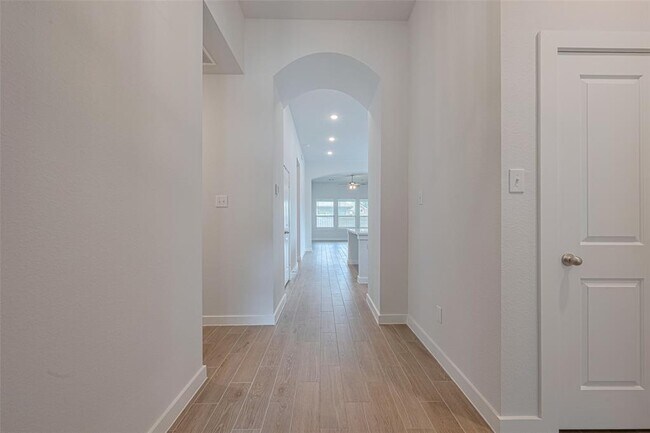 Foto del edificio - 8010 Whisper Grove Dr