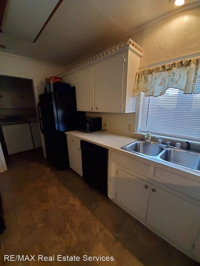 Building Photo - 4 br, 2.5 bath House - 8852 St Clair Street