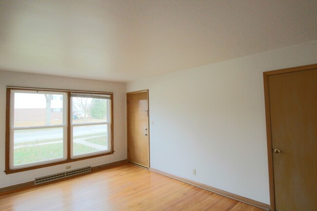 Foto del edificio - APPLY NOW! Cozy 2 Bedroom Lower Apartment ...