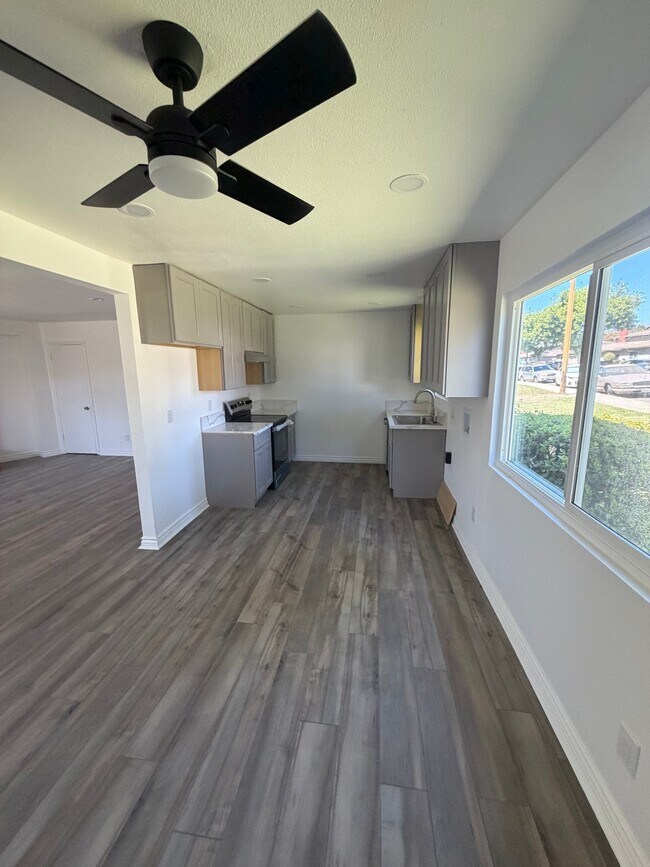 Building Photo - 2580 Hayes Dr