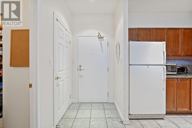 Building Photo - 1 Leaside Park Dr