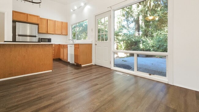Building Photo - Charming Bellevue Home with Spacious Lot a...