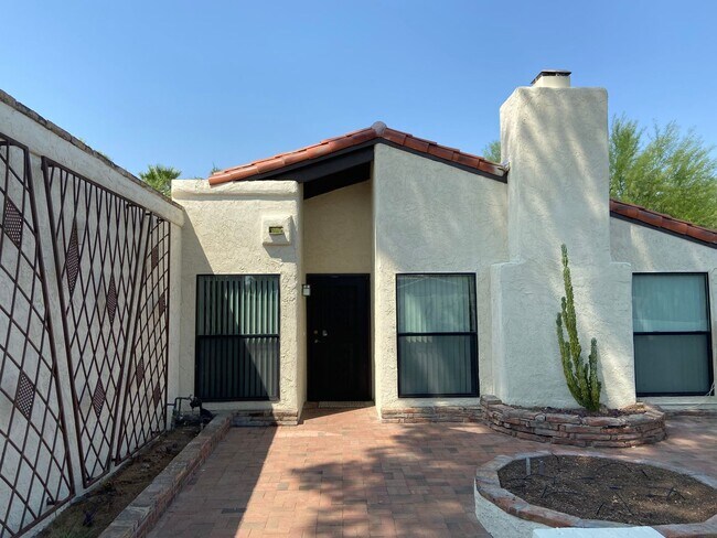 Building Photo - Great find in a central location