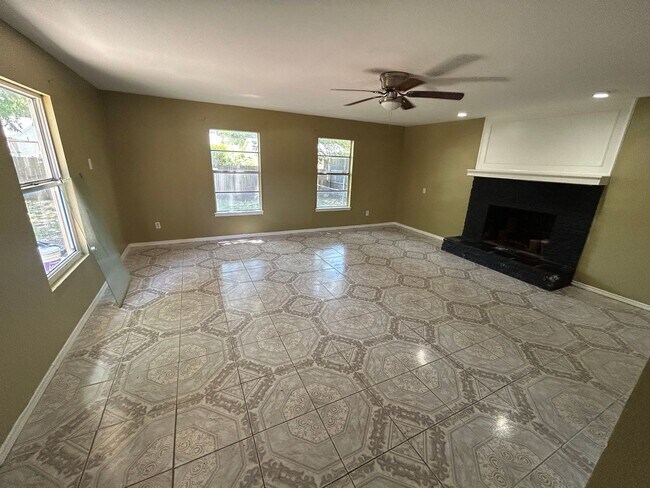 Building Photo - Discover the home and live like royalty!