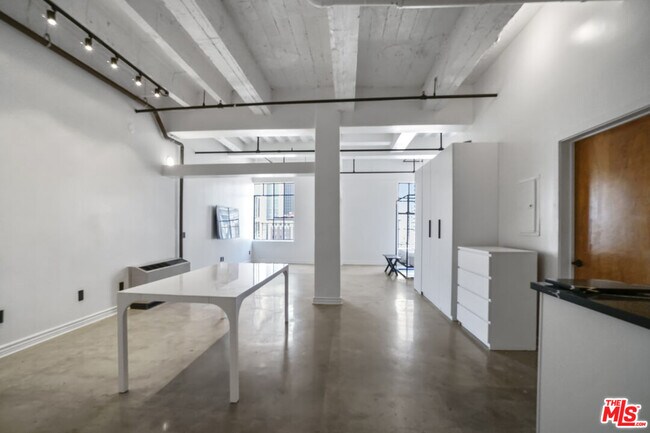 Foto del edificio - 312 W 5th St